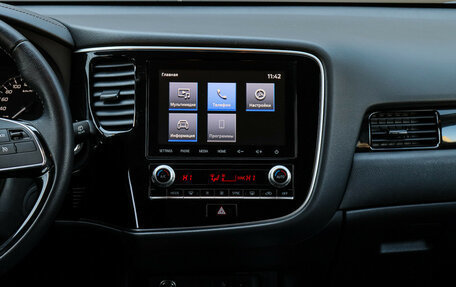 Mitsubishi Outlander III рестайлинг 3, 2022 год, 2 650 000 рублей, 10 фотография