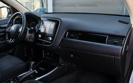 Mitsubishi Outlander III рестайлинг 3, 2022 год, 2 650 000 рублей, 7 фотография