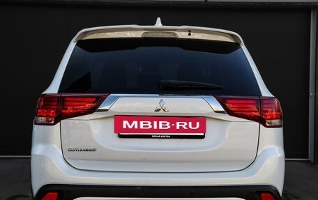 Mitsubishi Outlander III рестайлинг 3, 2022 год, 2 650 000 рублей, 5 фотография