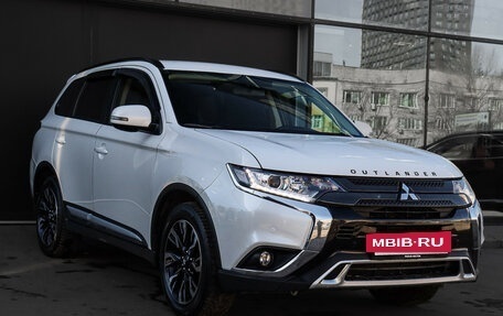 Mitsubishi Outlander III рестайлинг 3, 2022 год, 2 650 000 рублей, 3 фотография
