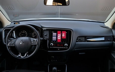 Mitsubishi Outlander III рестайлинг 3, 2022 год, 2 650 000 рублей, 9 фотография