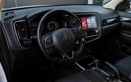 Mitsubishi Outlander III рестайлинг 3, 2022 год, 2 650 000 рублей, 13 фотография