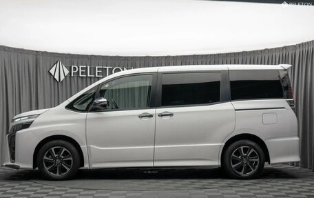 Toyota Voxy III, 2019 год, 2 299 000 рублей, 6 фотография