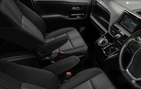 Toyota Voxy III, 2019 год, 2 299 000 рублей, 13 фотография