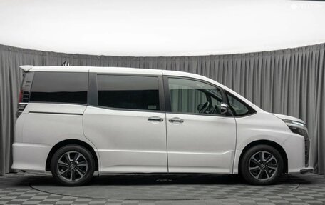 Toyota Voxy III, 2019 год, 2 299 000 рублей, 16 фотография