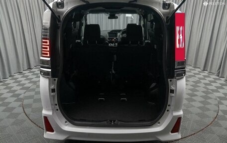 Toyota Voxy III, 2019 год, 2 299 000 рублей, 17 фотография