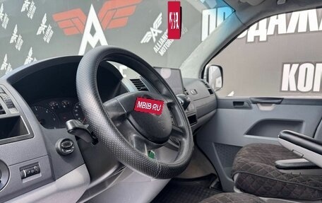 Volkswagen Caravelle T5, 2005 год, 1 135 000 рублей, 10 фотография