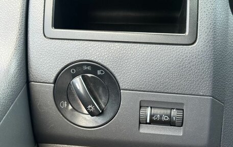 Volkswagen Caravelle T5, 2005 год, 1 135 000 рублей, 18 фотография