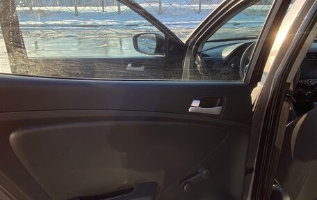 Hyundai Solaris II рестайлинг, 2011 год, 700 000 рублей, 28 фотография