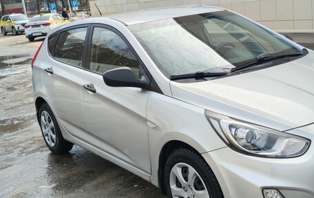 Hyundai Solaris II рестайлинг, 2013 год, 650 000 рублей, 4 фотография