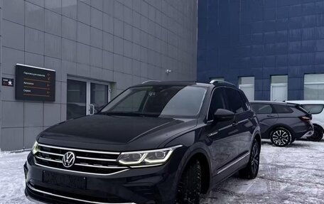 Volkswagen Tiguan II, 2022 год, 2 880 000 рублей, 3 фотография