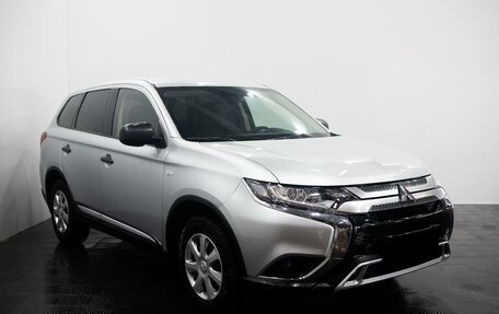 Mitsubishi Outlander III рестайлинг 3, 2019 год, 2 296 000 рублей, 3 фотография