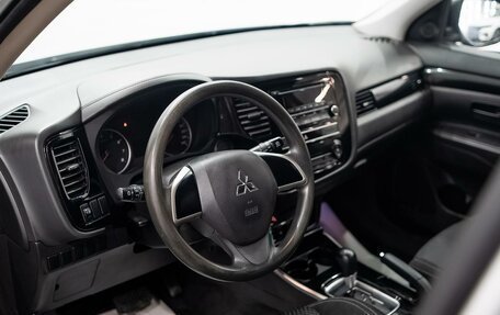 Mitsubishi Outlander III рестайлинг 3, 2019 год, 2 296 000 рублей, 10 фотография