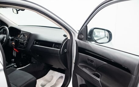 Mitsubishi Outlander III рестайлинг 3, 2019 год, 2 296 000 рублей, 14 фотография