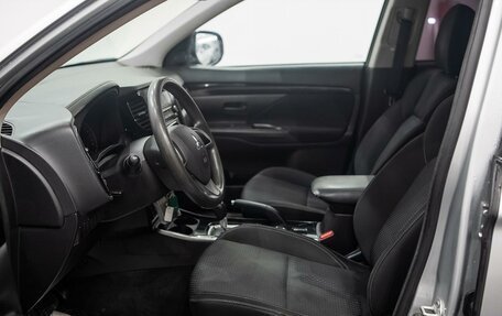 Mitsubishi Outlander III рестайлинг 3, 2019 год, 2 296 000 рублей, 9 фотография