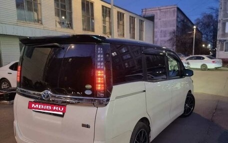 Toyota Voxy III, 2014 год, 1 580 000 рублей, 3 фотография