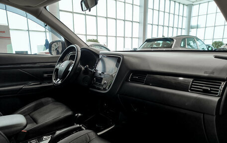 Mitsubishi Outlander III рестайлинг 3, 2018 год, 2 260 000 рублей, 11 фотография