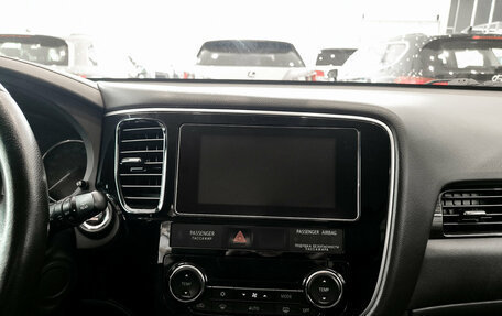 Mitsubishi Outlander III рестайлинг 3, 2018 год, 2 260 000 рублей, 15 фотография