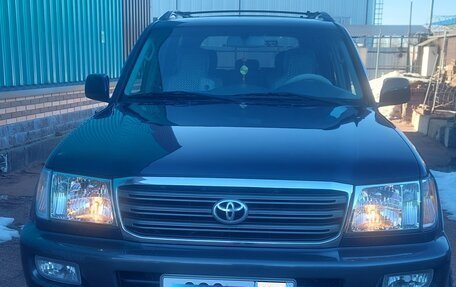 Toyota Land Cruiser 100 рестайлинг 2, 2005 год, 2 650 000 рублей, 1 фотография