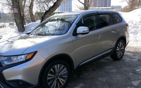 Mitsubishi Outlander III рестайлинг 3, 2019 год, 2 600 000 рублей, 3 фотография