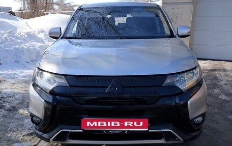 Mitsubishi Outlander III рестайлинг 3, 2019 год, 2 600 000 рублей, 2 фотография