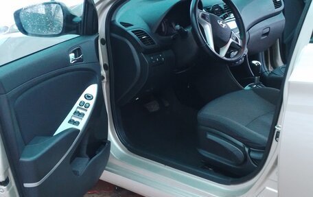 Hyundai Solaris II рестайлинг, 2011 год, 615 000 рублей, 5 фотография