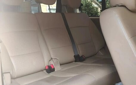 Hyundai H-1 II рестайлинг, 2017 год, 2 400 000 рублей, 12 фотография