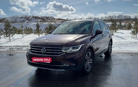 Volkswagen Tiguan II, 2021 год, 2 750 000 рублей, 2 фотография