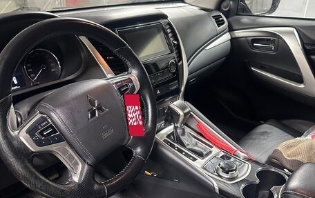 Mitsubishi Pajero Sport III рестайлинг, 2018 год, 2 900 000 рублей, 3 фотография