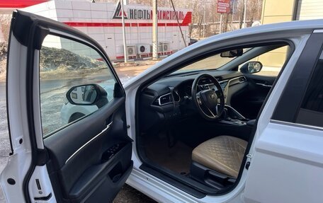 Toyota Camry, 2021 год, 1 900 000 рублей, 10 фотография