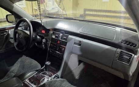 Mercedes-Benz E-Класс, 2001 год, 350 000 рублей, 4 фотография