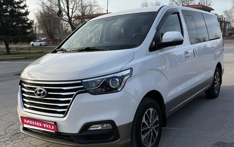 Hyundai Grand Starex Grand Starex I рестайлинг 2, 2018 год, 3 270 000 рублей, 2 фотография