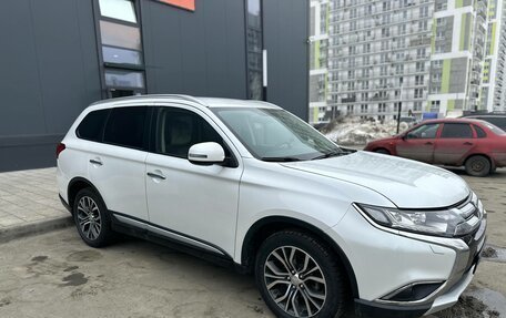Mitsubishi Outlander III рестайлинг 3, 2016 год, 1 850 000 рублей, 2 фотография