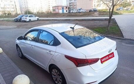 Hyundai Solaris II рестайлинг, 2018 год, 730 000 рублей, 1 фотография