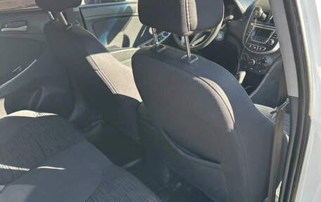 Hyundai Solaris II рестайлинг, 2015 год, 1 200 000 рублей, 16 фотография