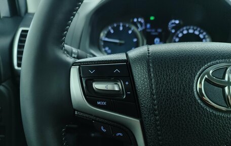 Toyota Land Cruiser Prado 150 рестайлинг 2, 2018 год, 5 299 000 рублей, 25 фотография