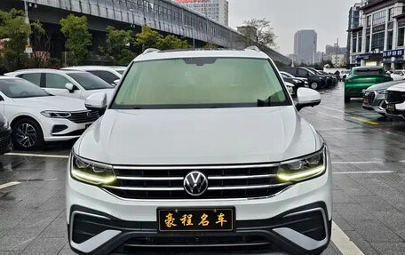Volkswagen Tiguan II, 2023 год, 2 555 123 рублей, 2 фотография