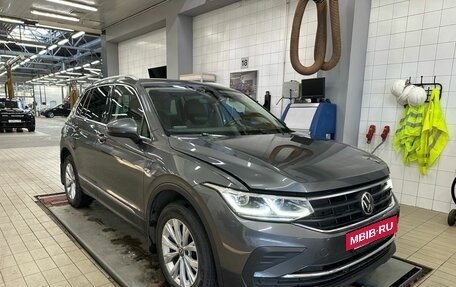 Volkswagen Tiguan II, 2021 год, 2 950 000 рублей, 2 фотография