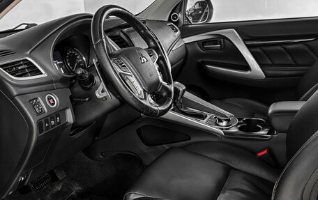 Mitsubishi Pajero Sport III рестайлинг, 2017 год, 3 350 000 рублей, 7 фотография