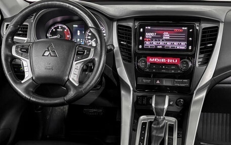 Mitsubishi Pajero Sport III рестайлинг, 2017 год, 3 350 000 рублей, 8 фотография