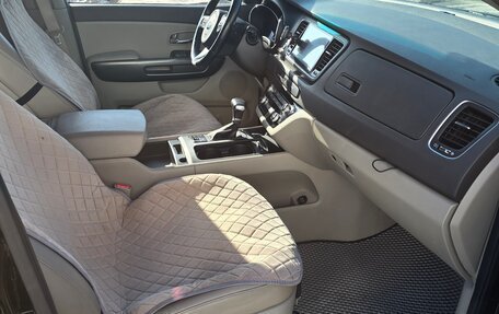 KIA Carnival III, 2017 год, 2 390 000 рублей, 7 фотография