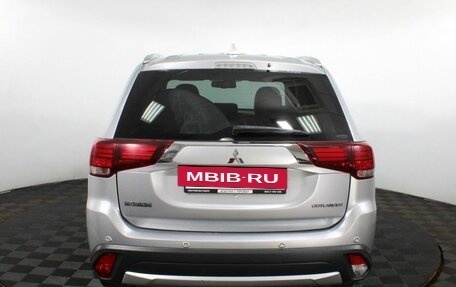 Mitsubishi Outlander III рестайлинг 3, 2017 год, 2 220 000 рублей, 7 фотография