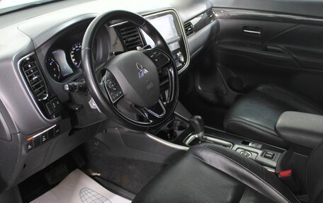 Mitsubishi Outlander III рестайлинг 3, 2017 год, 2 220 000 рублей, 10 фотография