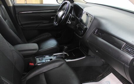 Mitsubishi Outlander III рестайлинг 3, 2017 год, 2 220 000 рублей, 13 фотография