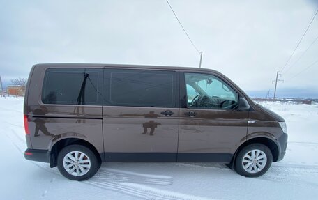 Volkswagen Caravelle T6 рестайлинг, 2016 год, 4 000 000 рублей, 2 фотография