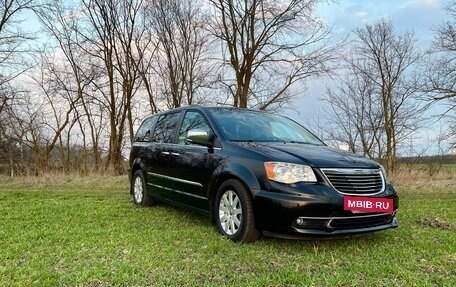Chrysler Voyager IV, 2014 год, 2 050 000 рублей, 2 фотография