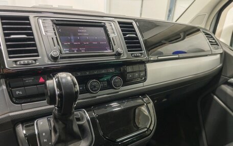 Volkswagen Multivan T6 рестайлинг, 2019 год, 4 650 000 рублей, 18 фотография