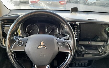 Mitsubishi Outlander III рестайлинг 3, 2018 год, 1 750 000 рублей, 5 фотография