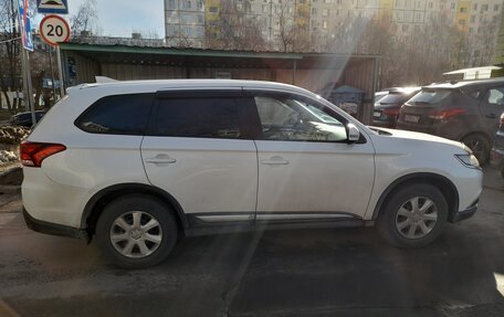 Mitsubishi Outlander III рестайлинг 3, 2018 год, 1 750 000 рублей, 10 фотография