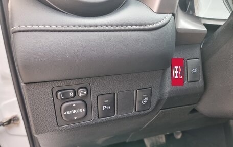 Toyota RAV4, 2018 год, 2 600 000 рублей, 15 фотография